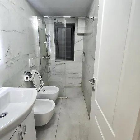 Central & Comfy 2 Bedroom * Τίρανα