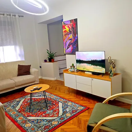 Central & Comfy 2 Bedroom * 地拉那