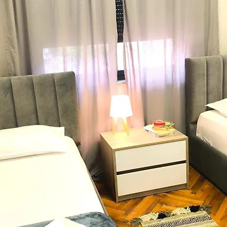 Central & Comfy 2 Bedroom 地拉那
